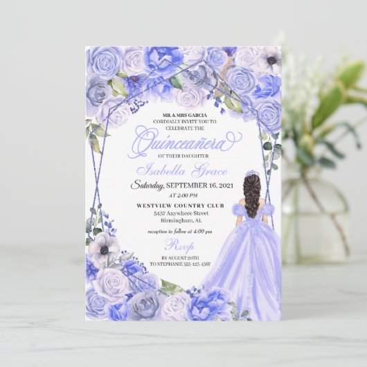 Elegant Periwinkle Blue Floral Quinceanera Invitat Einladung (Stehend Vorderseite)