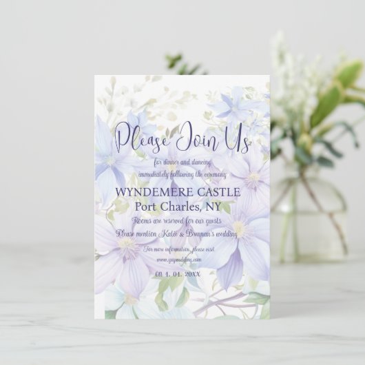 Elegant Periwinkle Clematis QR Code Wedding Begleitkarte (Stehend Vorderseite)