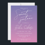 Elegant Periwinkle Lila Script 16 . Geburtstag Einladung<br><div class="desc">Ihre Tochter wird diese Liebe der Geburtstagsfeier von Jessica Amber. Diese niedliche Karte weist ein lila Farbschema mit einem Randwinkel auf. Ein Schriftart mit mädchenhaftem Skript sagt Ihnen, es ist ein 16 . Geburtstag, und Sie können den Text für den Namen der Geburtstagsperson und die Einzelheiten des Party ändern, einschließlich...</div>