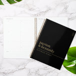 Elegant Personalisiert mit Name Wedding Plan Veran Planer<br><div class="desc">Mit unserem eleganten Personalisierte mit Name Wedding Plan Event, dem Inbegriff von Eleganz und Organisation für Ihren besonderen Tag. Dieser maßgeschneiderte Hochzeitsplaner ist sorgfältig mit einem zeitlosen Schwarz-Gold-Farbschema gestaltet und strahlt Eleganz und Luxus aus, die Ihr Hochzeitsthema perfekt ergänzen. Dieser personalisierte Hochzeitsplaner wurde entwickelt, um Ihre Hochzeitsplanung zu vereinfachen und...</div>