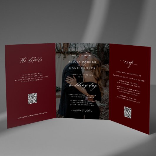 Elegant photo burgundy wedding RSVP details QR Dreifach Gefaltete Einladung
