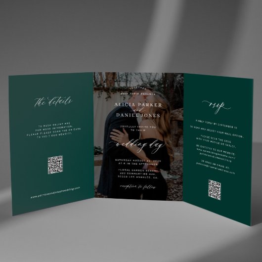 Elegant photo emerald green wedding RSVP detail QR Dreifach Gefaltete Einladung