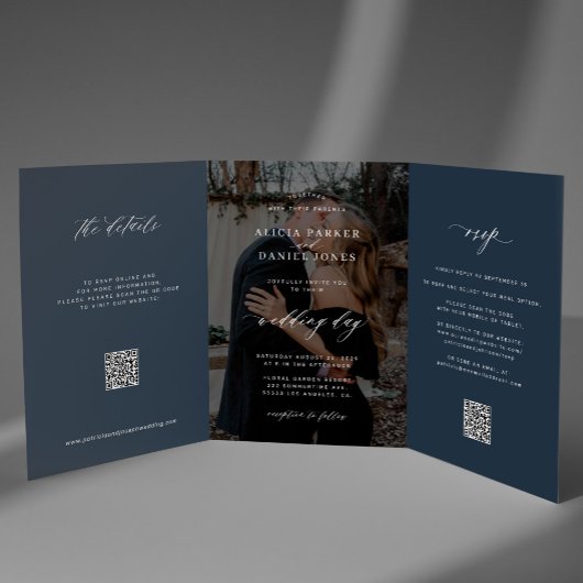 Elegant photo navy blue wedding RSVP details QR Dreifach Gefaltete Einladung
