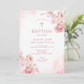 Elegant Pink Bow Rose Floral Cross Girl Baptism Einladung (Stehend Vorderseite)