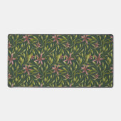 Elegant Pink Flower Pattern on Dark Background Schreibtischunterlage (Vorderseite)