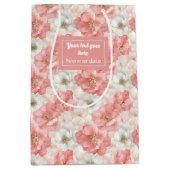 Elegant pink flowers and gold monogram gift bag mittlere geschenktüte (Vorderseite)