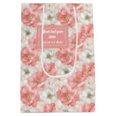 Elegant pink flowers and gold monogram gift bag mittlere geschenktüte (Rückseite)