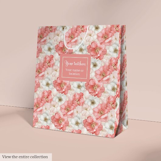 Elegant pink flowers and gold monogram gift bag mittlere geschenktüte
