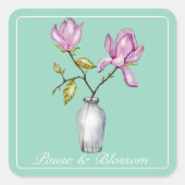 Elegant Pink Magnolia Watercolor in Glass Vase Quadratischer Aufkleber (Vorderseite)