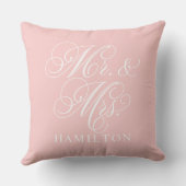 Elegant Pink Mr. und Mrs. Script Custom Monogram Kissen (Rückseite)