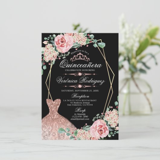 Elegant Pink Rose Black Quinceañera Quince Tiara Einladung (Stehend Vorderseite)