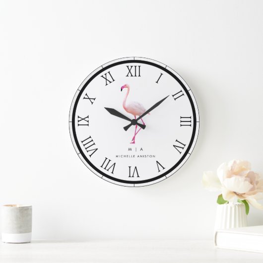 Elegant Pink White Flamingo | Monogramm Custom Große Wanduhr (Zuhause)