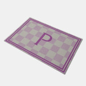 Elegant Plum Gray Buffalo Kariert Monogram Fußmatte (Schrägansicht)