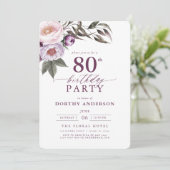 Elegant Plum Lila Blumenschrift 80. Geburtstag Einladung (Stehend Vorderseite)
