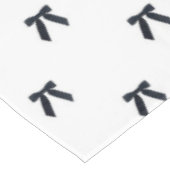 Elegant Preppy Black & White Bow Pattern Chic Tischdecke (Schrägansicht)