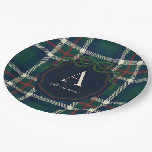 Elegant Preppy Plaid Monogram Christmas Pappteller (Schrägansicht)