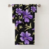 Elegant Purple Flowers Pattern with Green Accents Badhandtuch Set (Insitu)