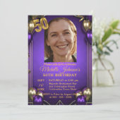 Elegant Purple & Gold Balloons Photo 50th Birthday Einladung (Stehend Vorderseite)