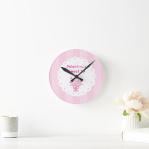 Elegant Quinceañera Floral Bouquet Rosa und Weiß Runde Wanduhr