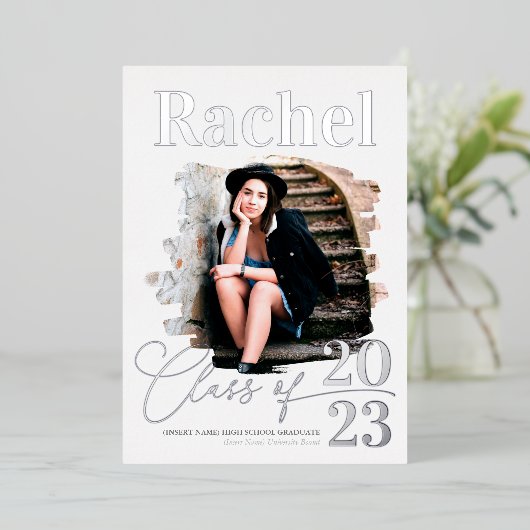 Elegant Real Silver Typografy Class of Abschluss Folieneinladung (Stehend vorne)