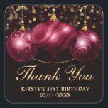 Elegant Red Agate Christmas Baubles Geburtstag Quadratischer Aufkleber<br><div class="desc">Elegantes Red Agate Weihnachtsbaumdesign mit dunkelrotem und goldfarbenem Hintergrund</div>