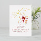 Elegant Red Bow She's Tying The Knot Bridal Shower Folieneinladung (Stehend vorne)