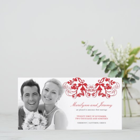 Elegant Red Floral Blüh Wedding Ankündigung (Stehend Vorderseite)