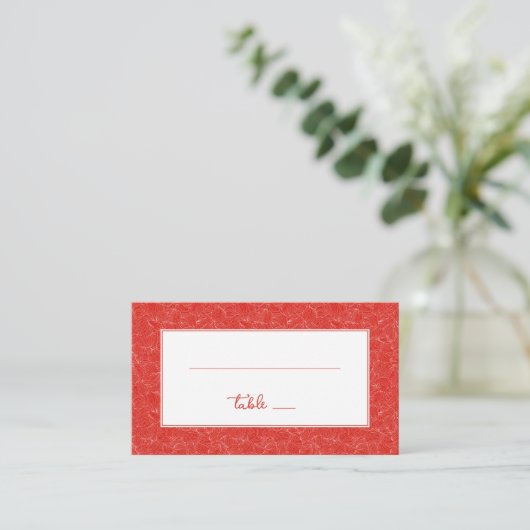 Elegant Red Floral Pattern Platzkarte (Stehend Vorderseite)