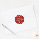 Elegant Red Merry Christmas Lights Runder Aufkleber<br><div class="desc">Elegante Frohe Weihnachten auf einem roten,  strukturierten Hintergrund und mit ein paar Saiten von Lichtern und personalisierbaren Happy New Years Nachricht. Ideal für Einladungen,  Geschenktaschen,  Geschenkpackungen und andere Weihnachtskunst und -kunst.</div>