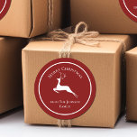 Elegant Red Merry Christmas Rentier Custom Gift Runder Aufkleber<br><div class="desc">Ein eleganter weißer Rentier springt unter frohen Weihnachten. Personalisieren Sie diese roten Urlaubsgeschenke mit Ihrem Familiennamen für schöne Sondergeschenke.</div>