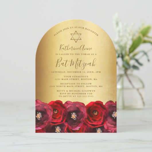 Elegant Red Rose Floral Gold Bat Mitzvah Einladung (Stehend Vorderseite)