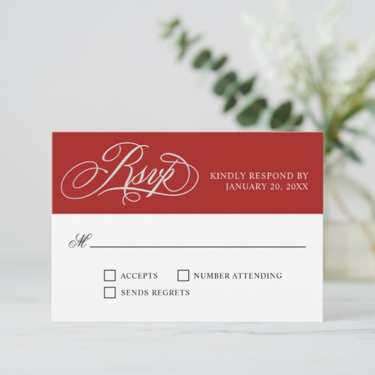 Elegant Red Wedding RSVP mit Script-Schnörkeln (Stehend Vorderseite)