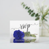 Elegant reflektiert Royal Blue Rose Wedding RSVP Postkarte (Stehend Vorderseite)