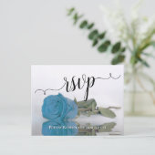 Elegant reflektiert Sky Blue Rose Wedding RSVP Postkarte (Stehend Vorderseite)