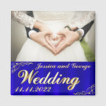 Elegant Regal Golden Typografy Wedding Magnet<br><div class="desc">Hochzeit Foto Kühlschrankmagnet. Royal Blue und Regal Gold Dekoration und Text. Teil einer Hochzeitskollektion können Sie hier sehen: http://bit.ly/GoldBlueSet Sie können sie im Zazzle-Editor weiter bearbeiten ("Klicken Sie,  um sie weiter anzupassen" Link).</div>