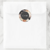 Elegant Rich Moody Floral Monogram Runder Aufkleber (Tasche)
