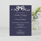 Elegant Romantic Navy Ribbon & Bow Wedding Einladung (Stehend Vorderseite)