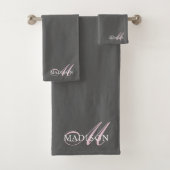 Elegant rosa Monogram Script Anfangsname Gray Badhandtuch Set (Insitu)