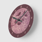 Elegant Rosy Brown Bird auf Baumbestand Natur Runde Wanduhr (Winkel)