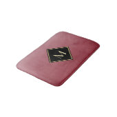 Elegant rot mit einfachem Goldmonogramm Badematte (Schrägansicht)