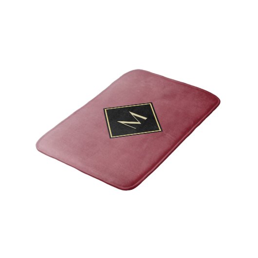 Elegant rot mit einfachem Goldmonogramm Badematte (Schrägansicht)
