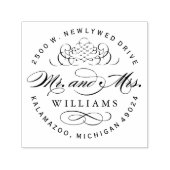 Elegant Round Mr. and Mrs Monogram Rücksendeadress Permastempel (Design)