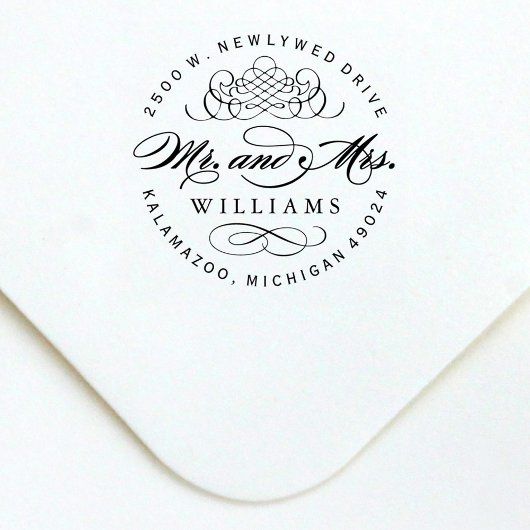 Elegant Round Mr. and Mrs Monogram Rücksendeadress Permastempel