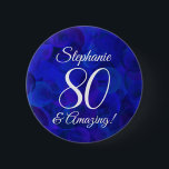 Elegant Royal Blue 80 und Phantastisch Geburtstag<br><div class="desc">Elegant Royal Blue 80 and Amazing Birthday Party button Special elegant Royal Blue Birthday party button pin pin specially designed for your friends who are turning 80 and are amazing! Personalize this birthday party button pin with their name. Perfect for the party as a favor for your guests. Can be...</div>