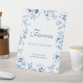 Elegant Royal Blue Floral Wedding Favors Sockelschild (In SItu)