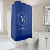 Elegant Royal Blue Personalisiert Wreath Monogram Duschvorhang (Beispiel)