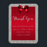 Elegant Ruby Red, Silver Glitzer Wedding Magnet<br><div class="desc">Elegante funkelnd Gastgeschenk Hochzeit Dankeschön Magnet mit einem klassischen romantischen roten Bogen und einem hübsch glänzenden silbernen Glitzer. Der gesamte Text ist vollständig an Ihre Bedürfnisse angepasst. Wenn Sie Hilfe benötigen, um Ihr Produkt anzupassen oder passende Produkte wünschen, kontaktieren Sie mich bitte über meinen Shop und ich werde Ihnen gerne...</div>