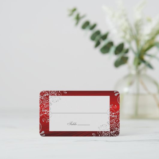 Elegant Ruby Red Swirl Wedding Long Name Platzkarte (Stehend Vorderseite)
