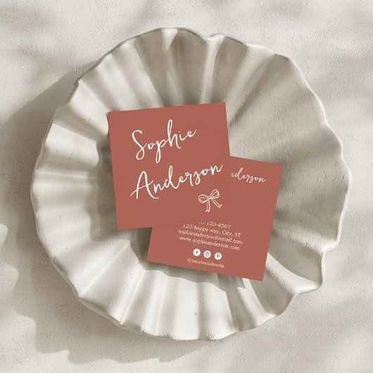 Elegant Rust Terracotta Script with Bow Quadratische Visitenkarte