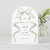 Elegant Sage Green Bow Monogram Arch Wedding Einladung (Stehend Vorderseite)